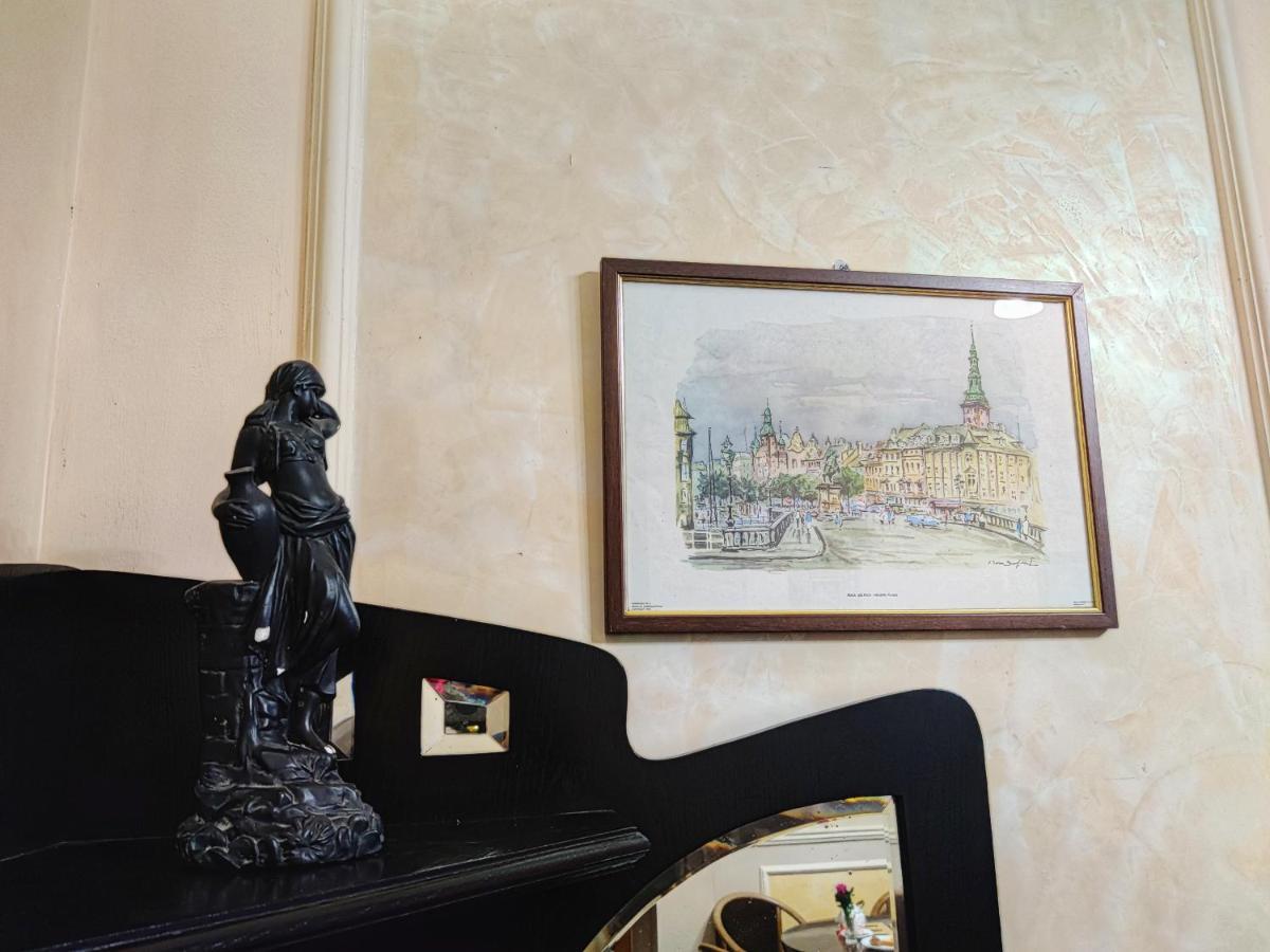 Chaplin Hotel Lviv Luaran gambar