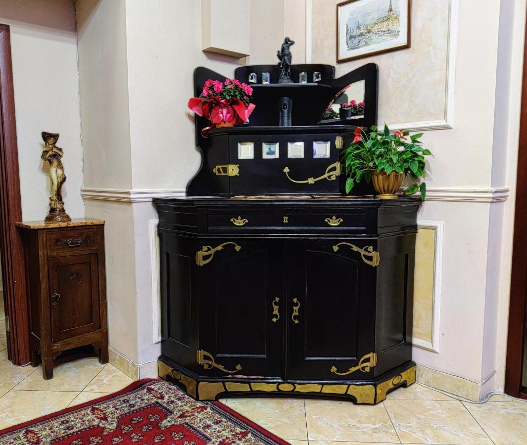 Chaplin Hotel Lviv Luaran gambar