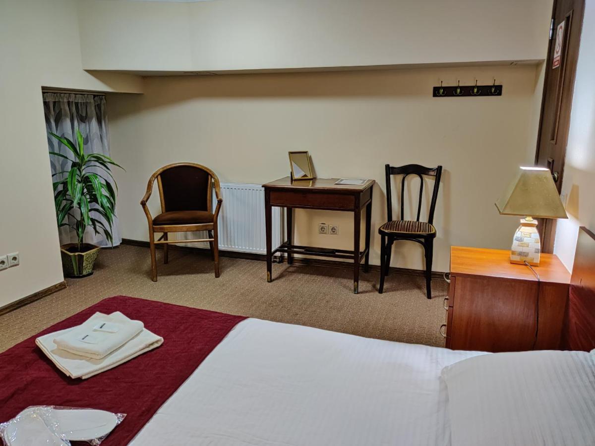 Chaplin Hotel Lviv Luaran gambar