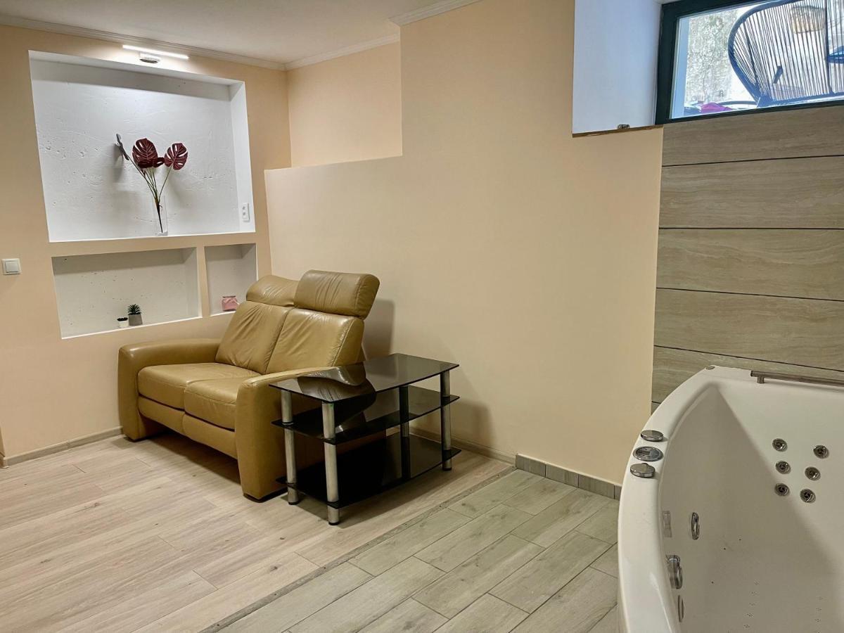 Chaplin Hotel Lviv Luaran gambar