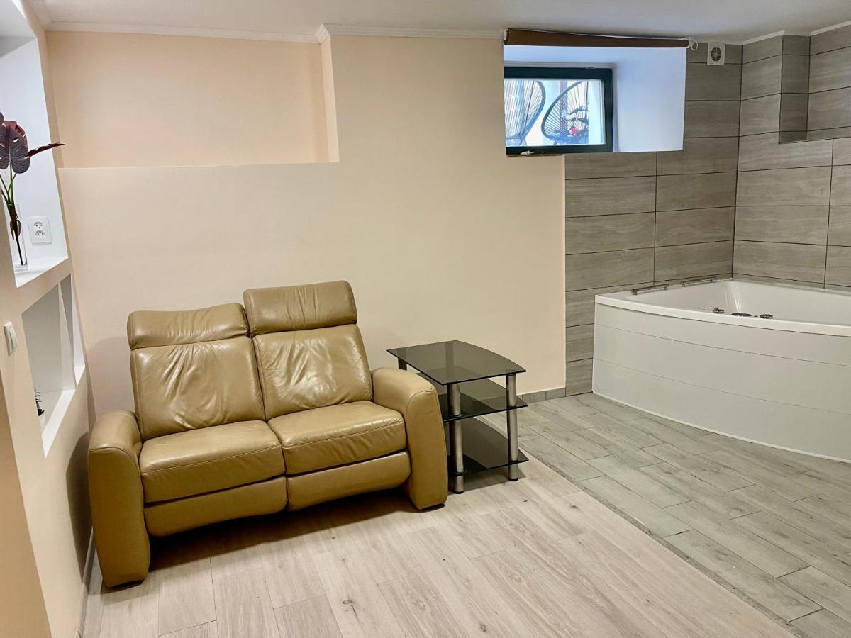 Chaplin Hotel Lviv Luaran gambar